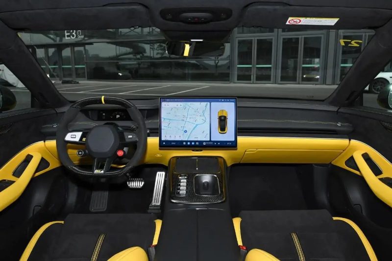 雷军宣布小米SU7 Ultra正式上市：直降30万引爆市场，三天吸金百亿-闲杂